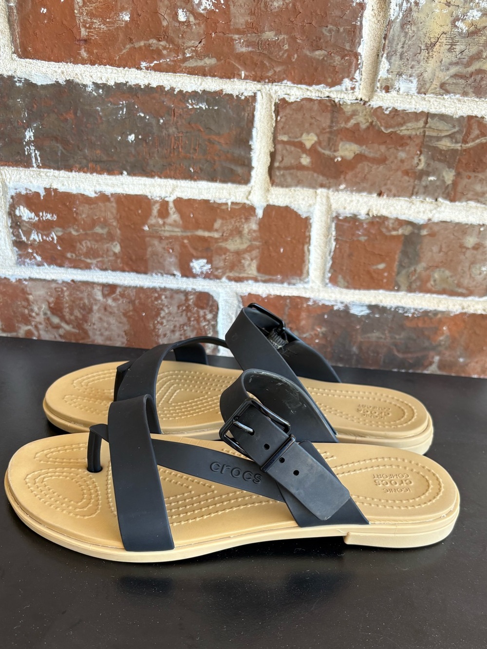 Crocs Tulum Toe Post Toe Sandals Black Tan Strappy Slip On Flip Flop Size 8 - Picture 5 of 13